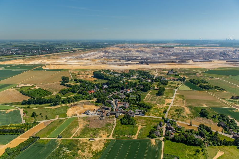 Luftaufnahme Jüchen - Dorfkern in Jüchen am Braunkohletagebau Garzweiler im Bundesland Nordrhein-Westfalen
