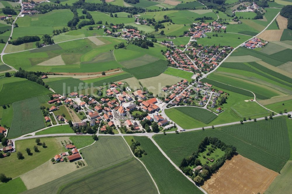 Kay aus der Vogelperspektive: Dorfkern in Kay im Bundesland Bayern, Deutschland
