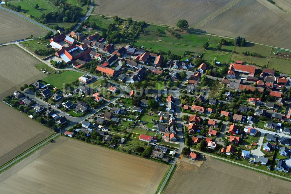 Klein Sisbeck aus der Vogelperspektive: Dorfkern in Klein Sisbeck im Bundesland Niedersachsen, Deutschland