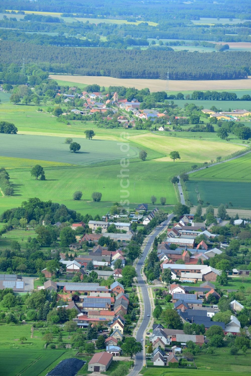 Kleinow, Plattenburg von oben - Dorfkern in Kleinow, Plattenburg im Bundesland Brandenburg