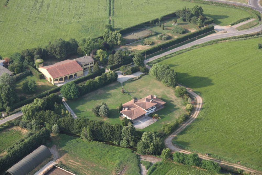 Marmirolo von oben - Dorfkern in Marmirolo in der Lombardei -Lombardia, Italien