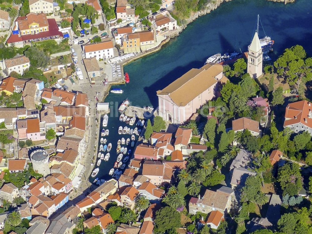 Luftbild Veli Losinj - Dorfkern am Meeres- Küstenbereich der Adria in Veli Losinj in , Kroatien