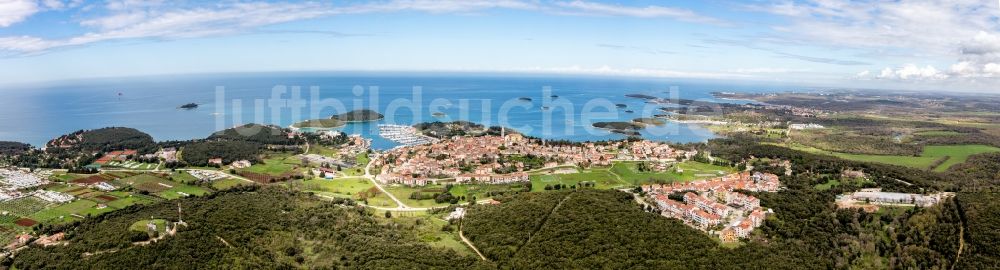 Vrsar aus der Vogelperspektive: Dorfkern am Meeres- Küstenbereich der Adria in Vrsar in Istirien - Istarska zupanija, Kroatien