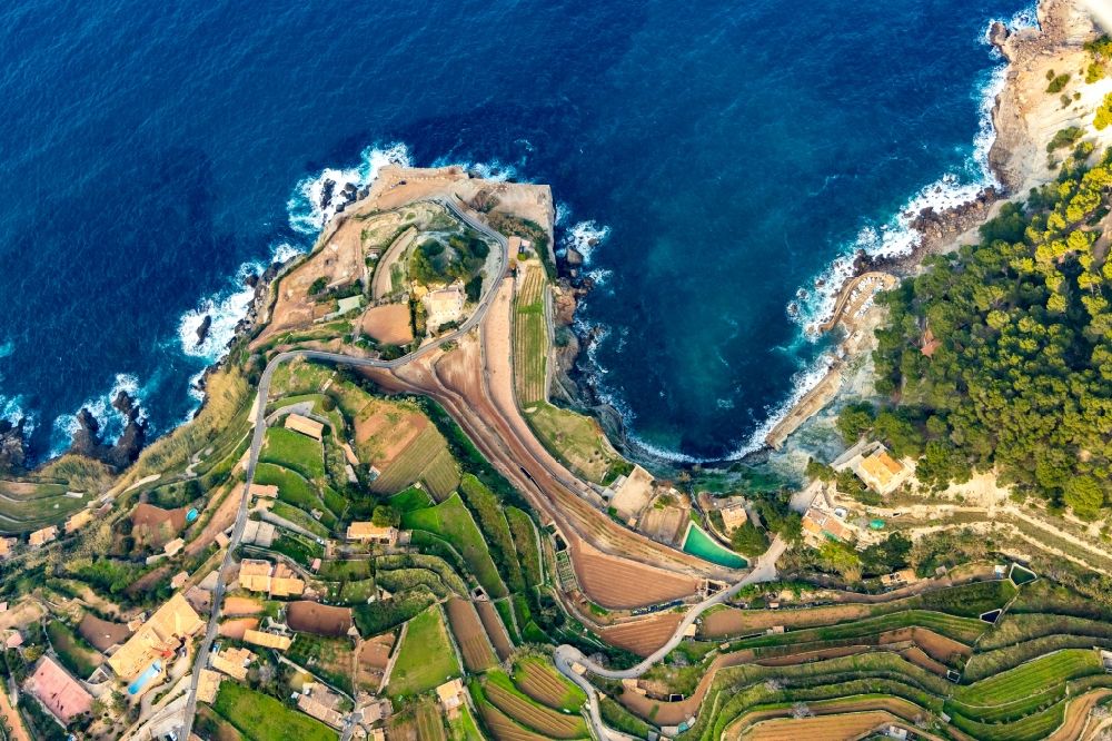 Banyalbufar von oben - Dorfkern am Meeres- Küstenbereich der Balearen-Meer in Banyalbufar auf der balearischen Mittelmeerinsel Mallorca, Spanien