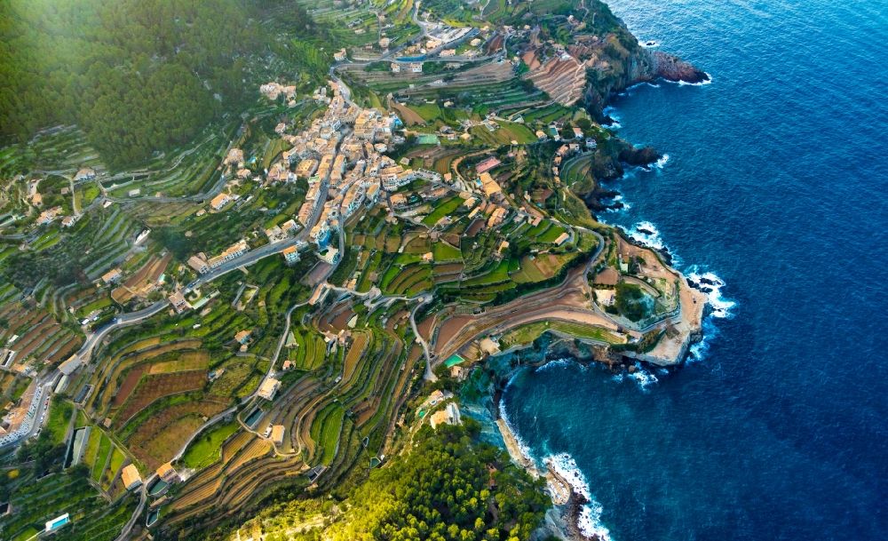 Luftbild Banyalbufar - Dorfkern am Meeres- Küstenbereich der Balearen-Meer in Banyalbufar auf der balearischen Mittelmeerinsel Mallorca, Spanien