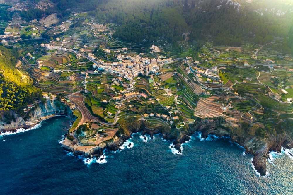 Luftaufnahme Banyalbufar - Dorfkern am Meeres- Küstenbereich der Balearen-Meer in Banyalbufar auf der balearischen Mittelmeerinsel Mallorca, Spanien
