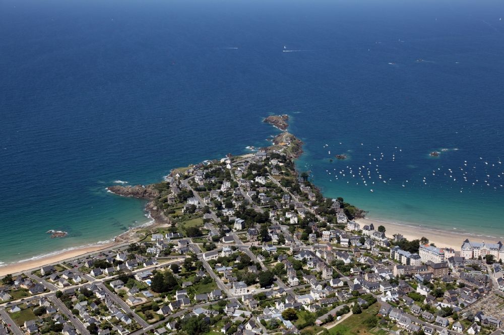 Saint-Lunaire aus der Vogelperspektive: Dorfkern am Meeres- Küstenbereich des Golfes Saint Malo in Saint-Lunaire in Bretagne, Frankreich