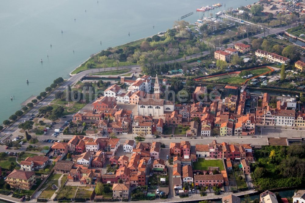 Luftaufnahme Lido - Dorfkern am Meeres- Küstenbereich des Lido von Venedig im Ortsteil Malamoco in Lido in Venetien, Italien