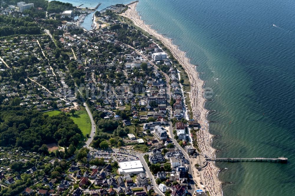 Luftaufnahme Niendorf - Dorfkern am Meeres- Küstenbereich der in Niendorf im Bundesland Schleswig-Holstein, Deutschland