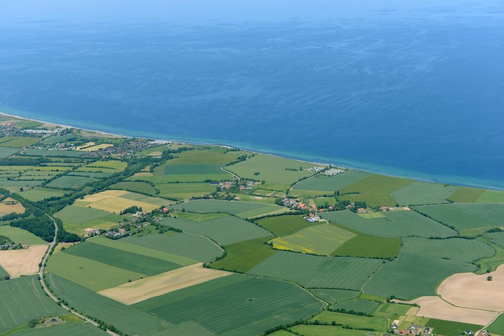Luftaufnahme Hohenfelde - Dorfkern am Meeres- Küstenbereich der Ostsee in Hohenfelde im Bundesland Schleswig-Holstein