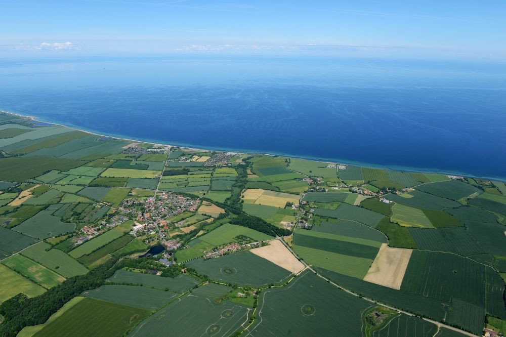 Hohenfelde von oben - Dorfkern am Meeres- Küstenbereich der Ostsee in Hohenfelde im Bundesland Schleswig-Holstein