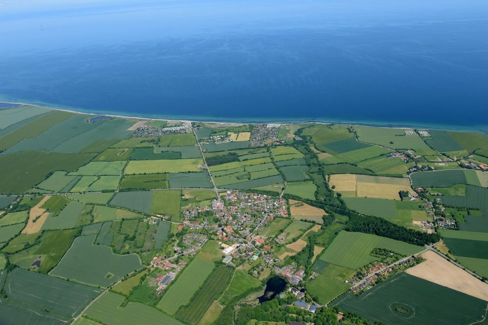 Luftbild Hohenfelde - Dorfkern am Meeres- Küstenbereich der Ostsee in Hohenfelde im Bundesland Schleswig-Holstein