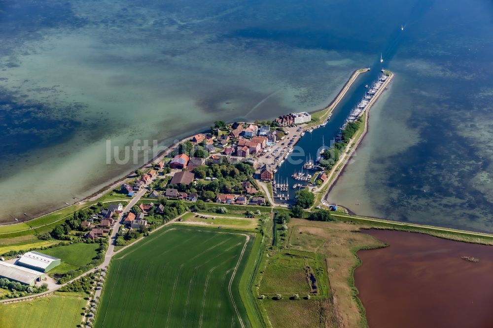 Fehmarn von oben - Dorfkern am Meeres- Küstenbereich der Ostsee in Orth in Fehmarn im Bundesland Schleswig-Holstein, Deutschland