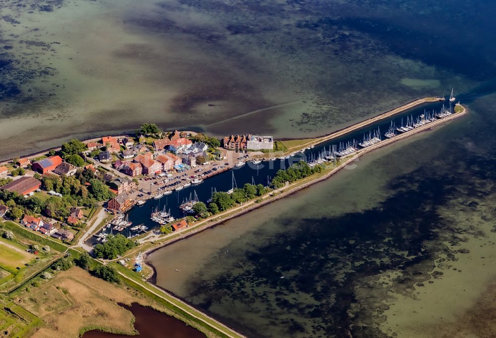 Luftaufnahme Fehmarn - Dorfkern am Meeres- Küstenbereich der Ostsee in Orth in Fehmarn im Bundesland Schleswig-Holstein, Deutschland