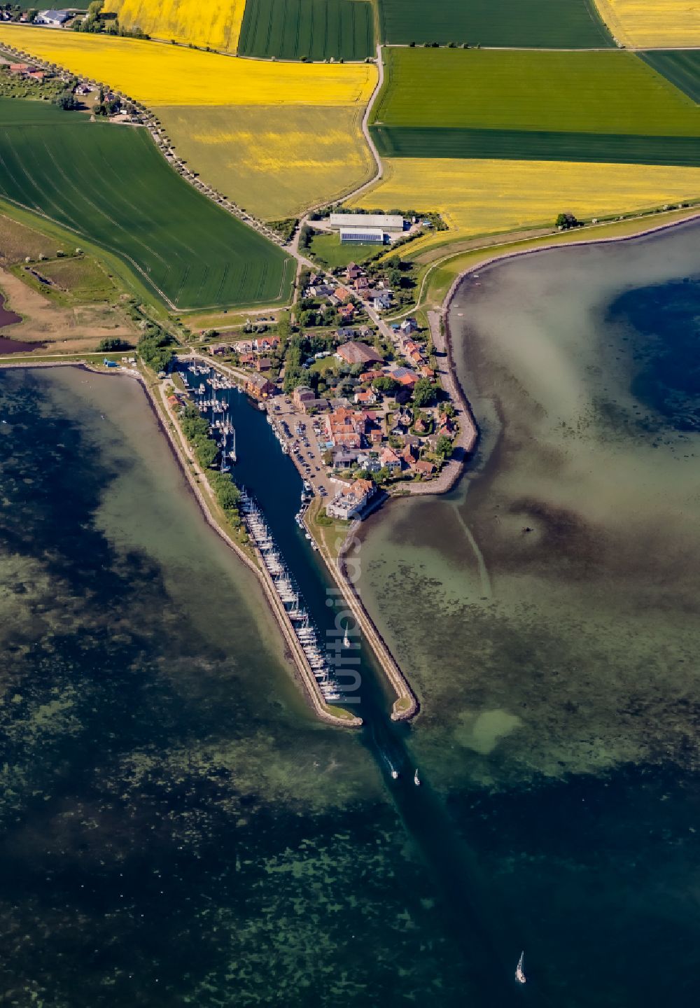 Luftaufnahme Fehmarn - Dorfkern am Meeres- Küstenbereich der Ostsee in Orth in Fehmarn im Bundesland Schleswig-Holstein, Deutschland