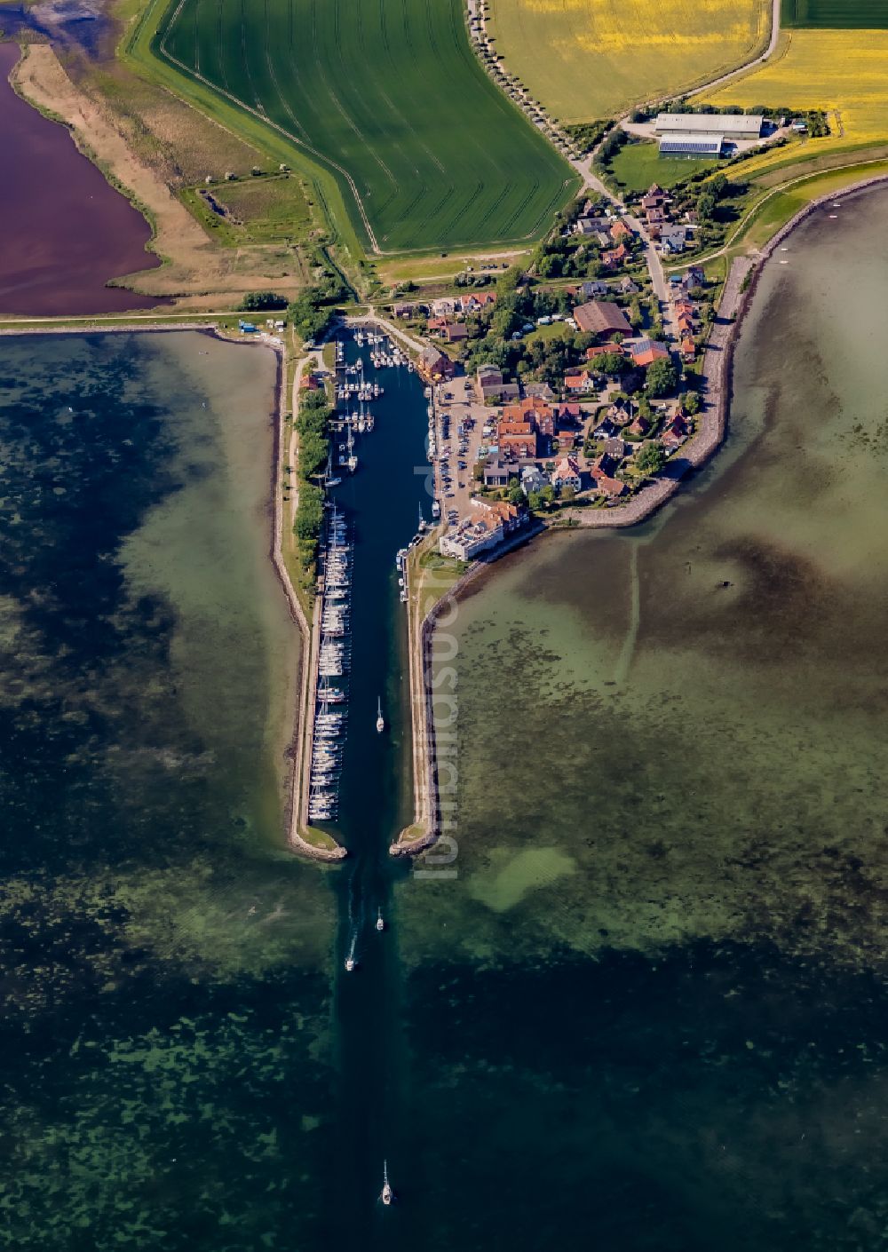 Fehmarn aus der Vogelperspektive: Dorfkern am Meeres- Küstenbereich der Ostsee in Orth in Fehmarn im Bundesland Schleswig-Holstein, Deutschland