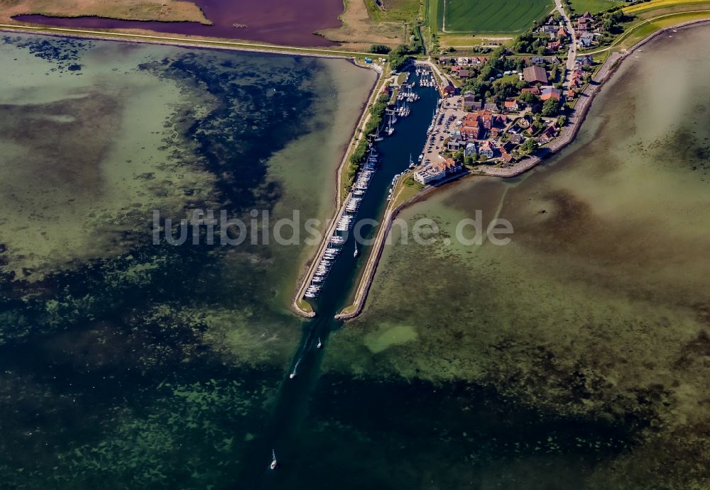Luftbild Fehmarn - Dorfkern am Meeres- Küstenbereich der Ostsee in Orth in Fehmarn im Bundesland Schleswig-Holstein, Deutschland