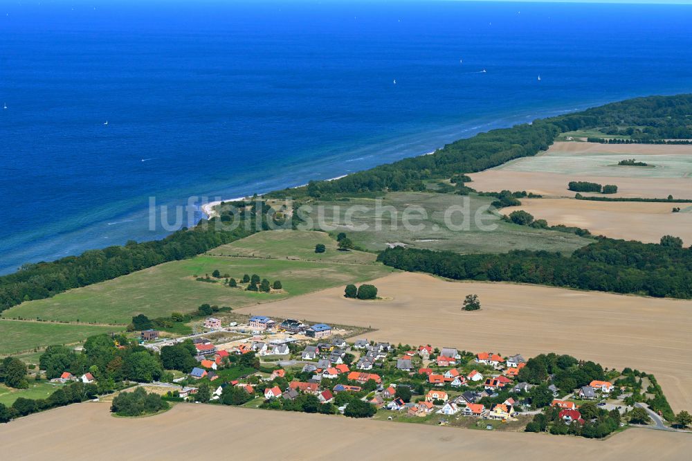 Luftaufnahme Rosenhagen - Dorfkern am Meeres- Küstenbereich der Ostsee in Rosenhagen im Bundesland Mecklenburg-Vorpommern, Deutschland
