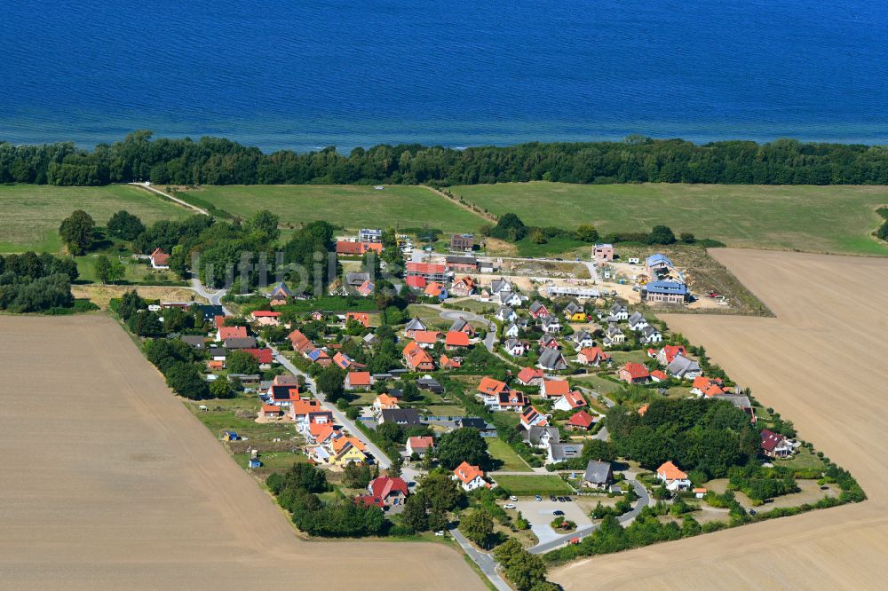 Rosenhagen aus der Vogelperspektive: Dorfkern am Meeres- Küstenbereich der Ostsee in Rosenhagen im Bundesland Mecklenburg-Vorpommern, Deutschland