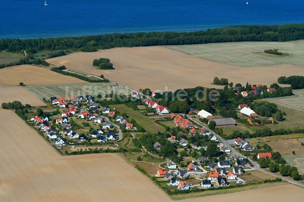 Luftaufnahme Rosenhagen - Dorfkern am Meeres- Küstenbereich der Ostsee in Rosenhagen im Bundesland Mecklenburg-Vorpommern, Deutschland