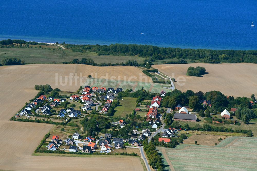 Rosenhagen von oben - Dorfkern am Meeres- Küstenbereich der Ostsee in Rosenhagen im Bundesland Mecklenburg-Vorpommern, Deutschland