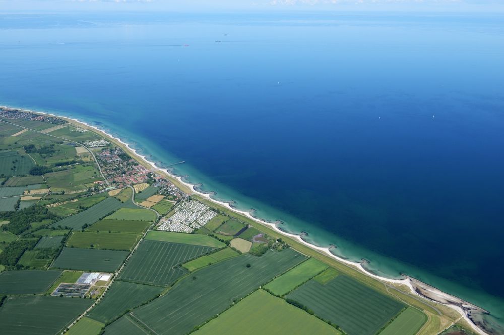 Luftaufnahme Schönberger Strand - Dorfkern am Meeres- Küstenbereich der Ostsee in Schönberger Strand im Bundesland Schleswig-Holstein