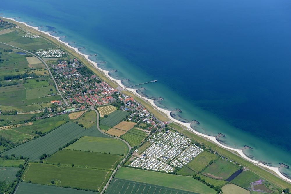 Schönberger Strand von oben - Dorfkern am Meeres- Küstenbereich der Ostsee in Schönberger Strand im Bundesland Schleswig-Holstein