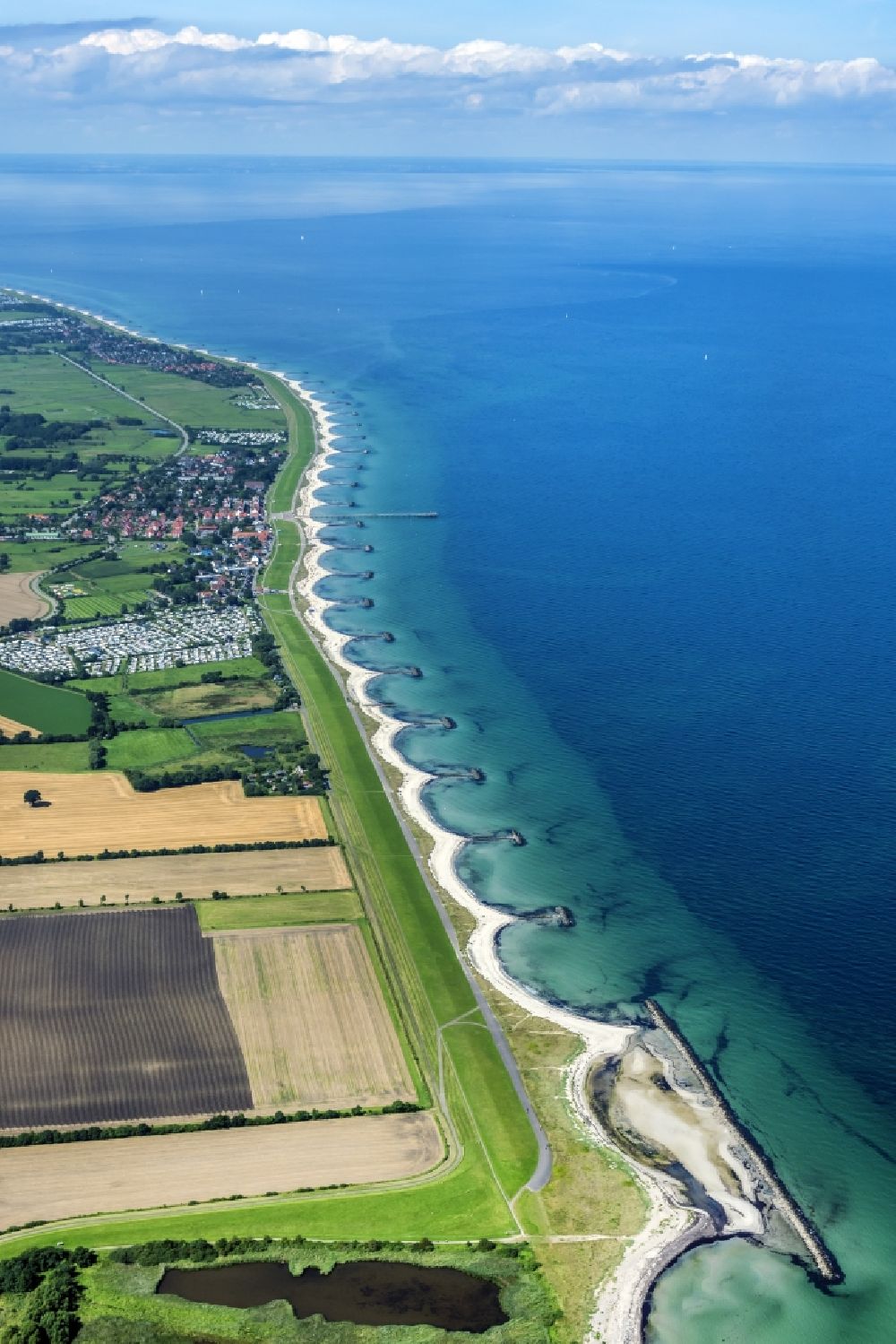 Schönberg aus der Vogelperspektive: Dorfkern am Meeres- Küstenbereich der Ostsee in Schönberger Strand im Bundesland Schleswig-Holstein
