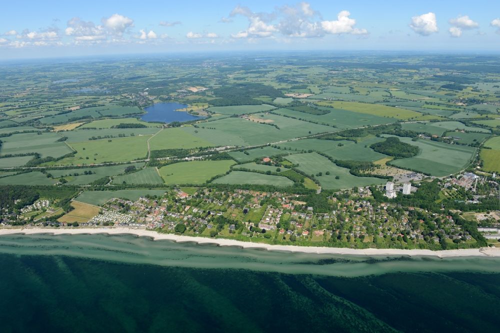 Luftaufnahme Sierksdorf - Dorfkern am Meeres- Küstenbereich der Ostsee in Sierksdorf im Bundesland Schleswig-Holstein