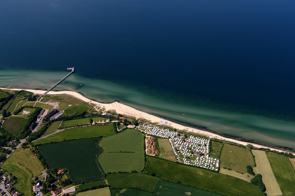 Luftbild Surendorf - Dorfkern am Meeres- Küstenbereich der Ostsee in Surendorf im Bundesland Schleswig-Holstein