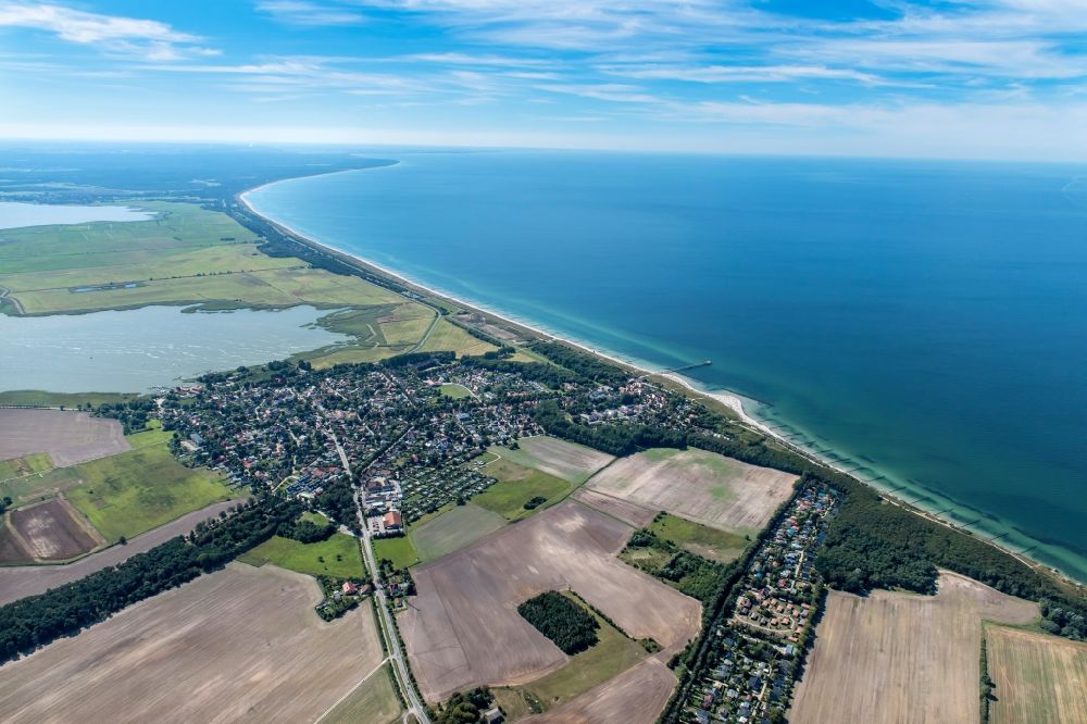Wustrow aus der Vogelperspektive: Dorfkern am Meeres- Küstenbereich der Ostsee in Wustrow im Bundesland Mecklenburg-Vorpommern