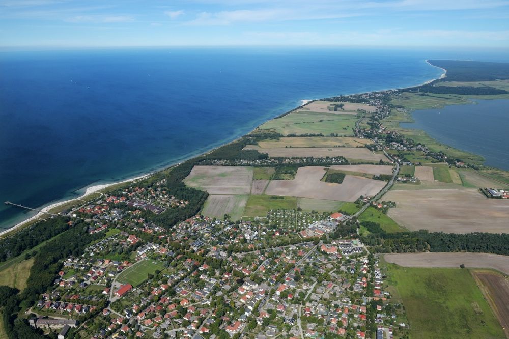 Wustrow von oben - Dorfkern am Meeres- Küstenbereich der Ostsee in Wustrow im Bundesland Mecklenburg-Vorpommern
