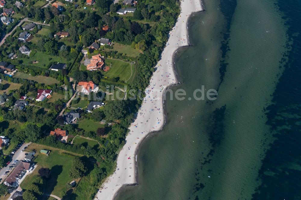 Luftaufnahme Sierksdorf - Dorfkern am Meeres- Küstenbereich der in Sierksdorf im Bundesland Schleswig-Holstein, Deutschland