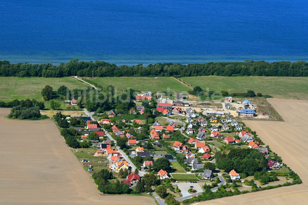 Luftbild Rosenhagen - Dorfkern am Meeres- Küstenbereich der Ostsee in Rosenhagen im Bundesland Mecklenburg-Vorpommern, Deutschland