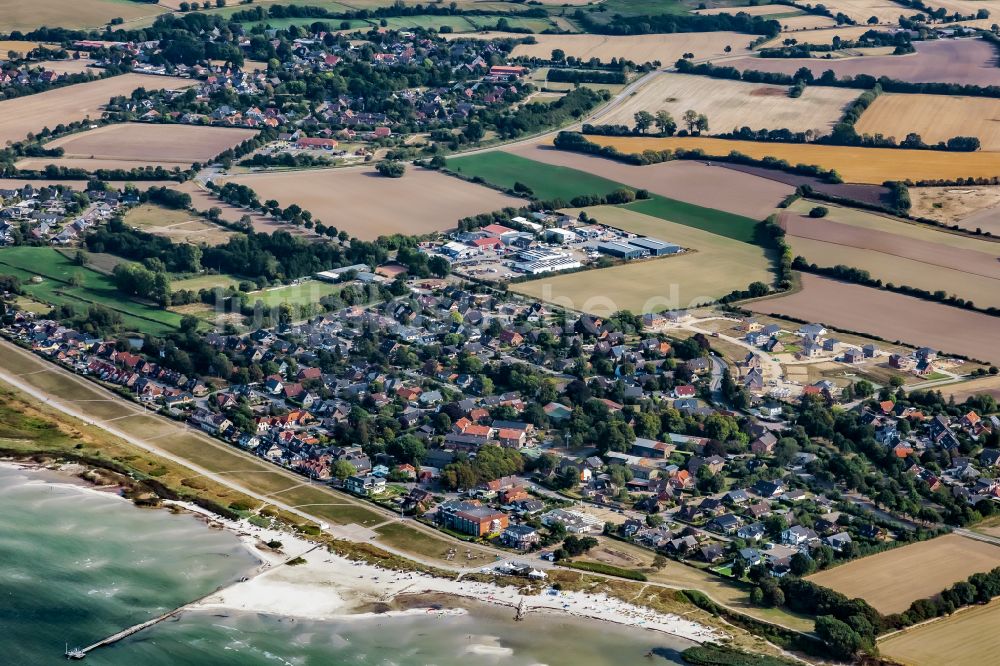 Luftaufnahme Stein - Dorfkern am Meeres- Küstenbereich der Ostsee in Stein im Bundesland Schleswig-Holstein, Deutschland
