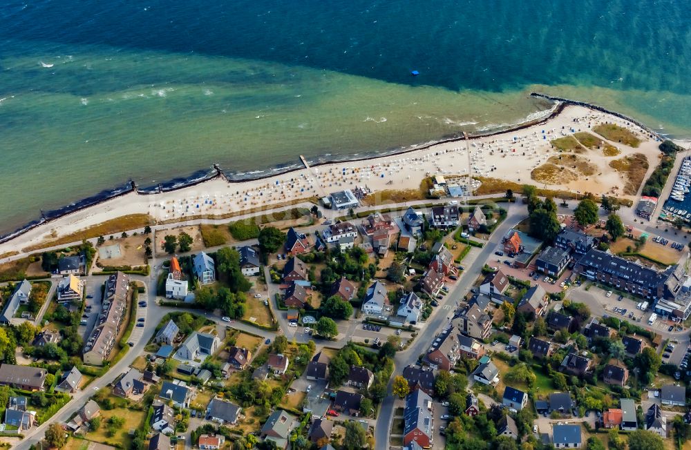 Strande aus der Vogelperspektive: Dorfkern am Meeres- Küstenbereich in Strande im Bundesland Schleswig-Holstein, Deutschland