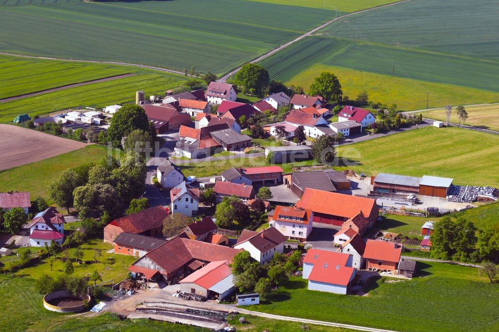 Mengers aus der Vogelperspektive: Dorfkern in Mengers im Bundesland Hessen, Deutschland