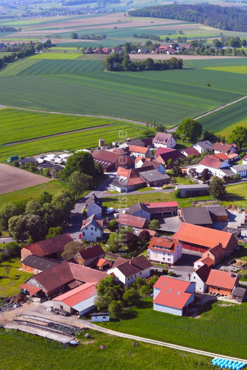 Luftaufnahme Mengers - Dorfkern in Mengers im Bundesland Hessen, Deutschland