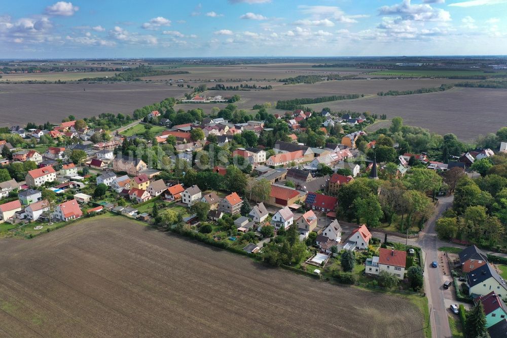 Mötzlich von oben - Dorfkern in Mötzlich im Bundesland Sachsen-Anhalt, Deutschland