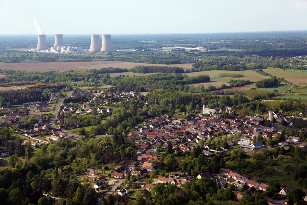 Luftbild Saint-Gondon - Dorfkern am Rande des Kraftwerkes Centrale nucleaire de Dampierre in Saint-Gondon in Centre-Val de Loire, Frankreich