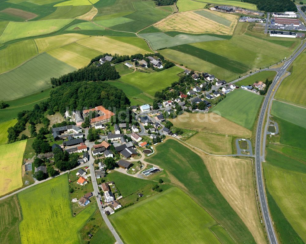 Schloßgattendorf aus der Vogelperspektive: Dorfkern am Rande des Kraftwerkes in Schloßgattendorf im Bundesland Bayern, Deutschland