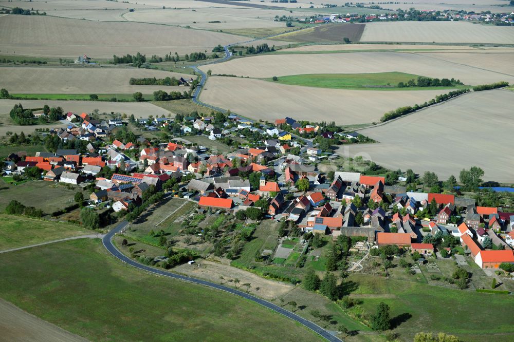 Selbitz von oben - Dorfkern am Rande des Kraftwerkes in Selbitz im Bundesland Sachsen-Anhalt, Deutschland