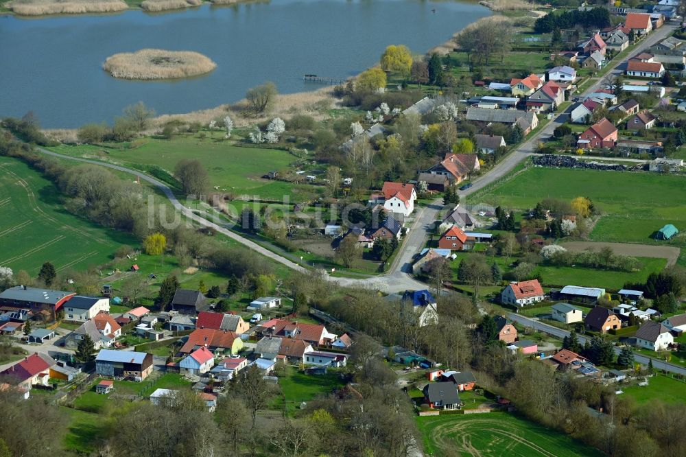 Neukünkendorf von oben - Dorfkern am See- Uferbereich des Haussee in Neukünkendorf im Bundesland Brandenburg, Deutschland