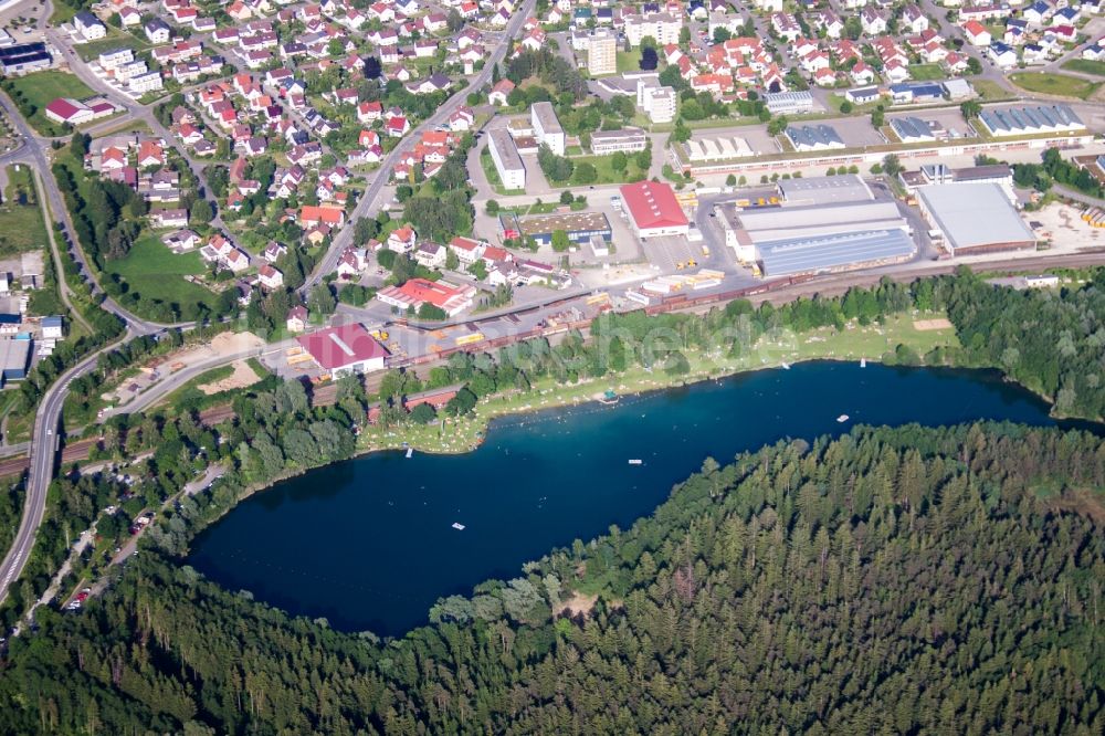 Luftaufnahme Ummendorf - Dorfkern an den See- Uferbereichen des Badesee Ummendorf in Ummendorf im Bundesland Baden-Württemberg, Deutschland
