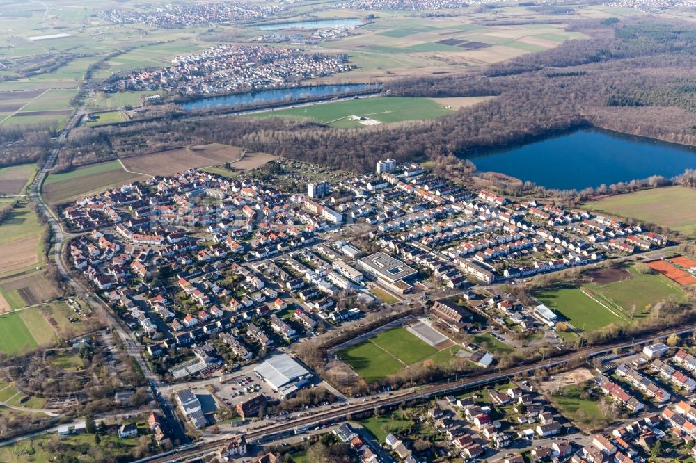 Luftbild Untergrombach - Dorfkern an den See- Uferbereichen des Baggersee Untergrombach in Untergrombach im Bundesland Baden-Württemberg, Deutschland
