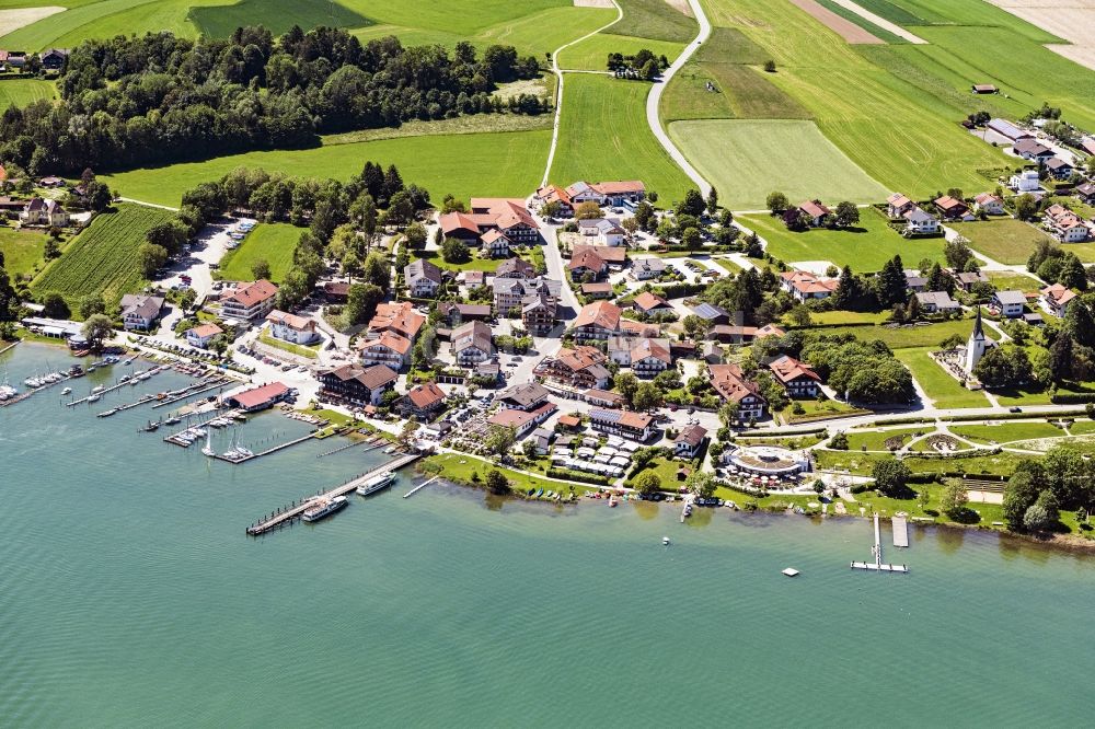 Luftaufnahme Gstadt am Chiemsee - Dorfkern an den See- Uferbereichen des Chiemsee in Gstadt am Chiemsee im Bundesland Bayern, Deutschland