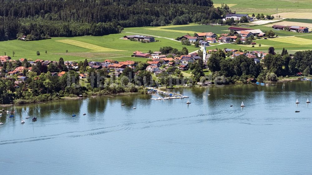 Luftbild Gstadt am Chiemsee - Dorfkern an den See- Uferbereichen des Chiemsee in Gstadt am Chiemsee im Bundesland Bayern, Deutschland
