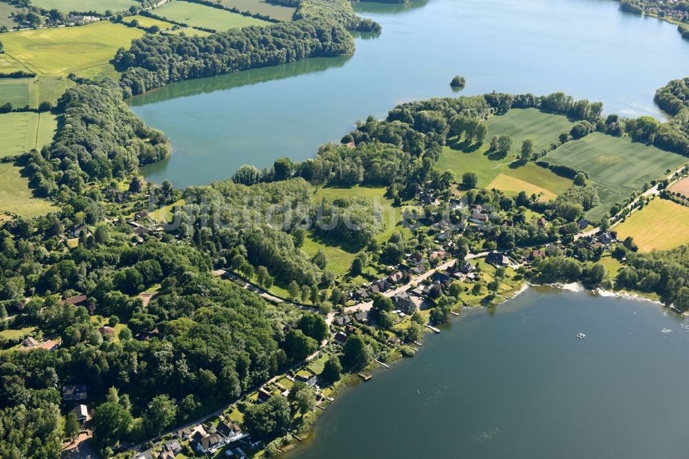 Luftaufnahme Niederkleveez - Dorfkern an den See- Uferbereichen des Diecksees in Niederkleveez im Bundesland Schleswig-Holstein, Deutschland