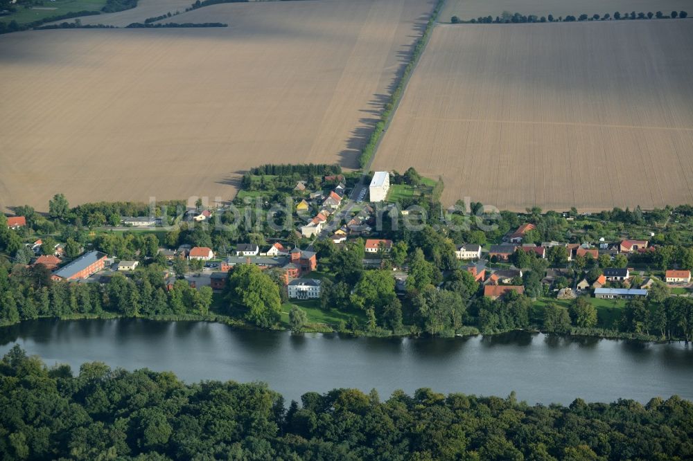 Groß Behnitz von oben - Dorfkern an den See- Uferbereichen Groß Behnitzer See in Groß Behnitz im Bundesland Brandenburg