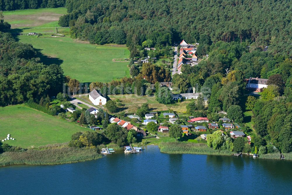 Luftaufnahme Gühlen - Dorfkern an den See- Uferbereichen des Gudelacksee in Gühlen im Bundesland Brandenburg, Deutschland